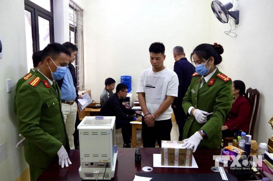 Tối 18/11/2023, Cơ quan Cảnh sát Điều tra, Công an tỉnh Hà Giang triệt phá đường dây tổ chức đánh bạc dưới hình thức mua bán lô đề qua mạng viễn thông, internet với quy mô trên 315 tỷ đồng. (Ảnh: TTXVN phát)